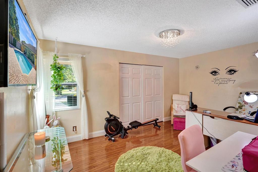 Oak Wood 80-39 B - Residential