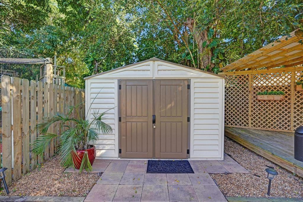 Oak Wood 80-39 B - Residential