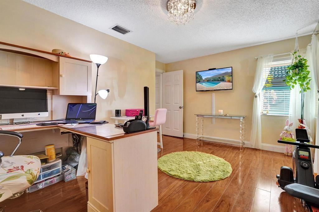 Oak Wood 80-39 B - Residential