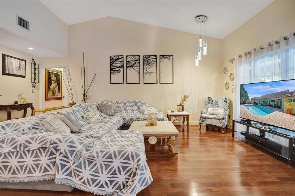 Oak Wood 80-39 B - Residential