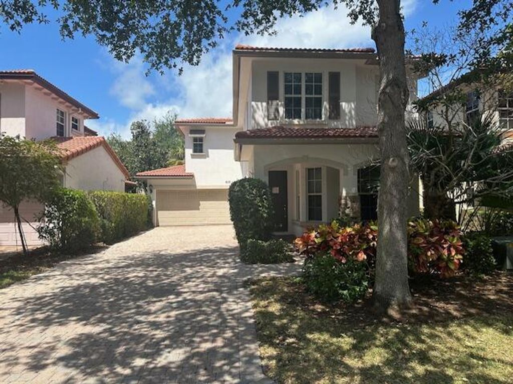 Photo of 612 Castle Drive, Palm Beach Gardens, FL 33410 (MLS # R10983208)