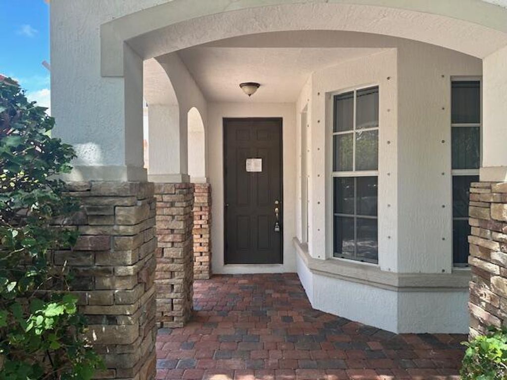 Photo of 612 Castle Drive, Palm Beach Gardens, FL 33410 (MLS # R10983208)