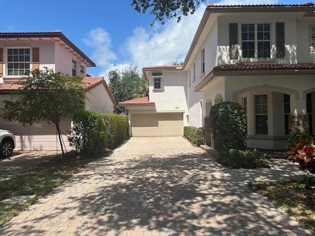 Photo of 612 Castle Drive, Palm Beach Gardens, FL 33410 (MLS # R10983208)