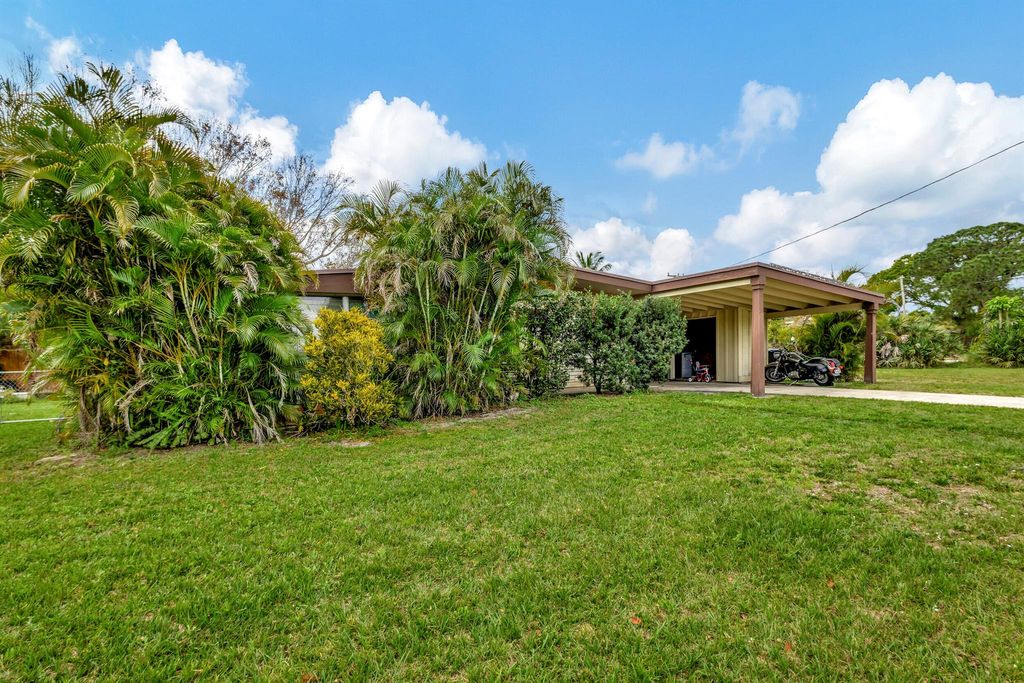 Photo of 813 Azalea Avenue, Fort Pierce, FL 34982 (MLS # R10965122)