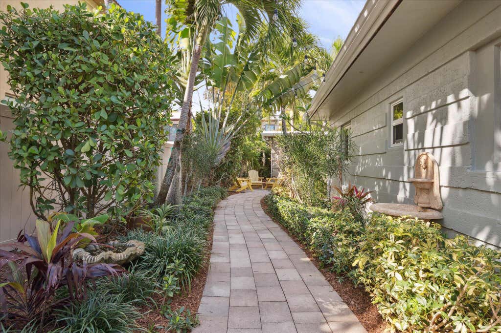 Photo of 1123 NE 14TH Avenue #1, Fort Lauderdale, FL 33304 (MLS # B26064607)