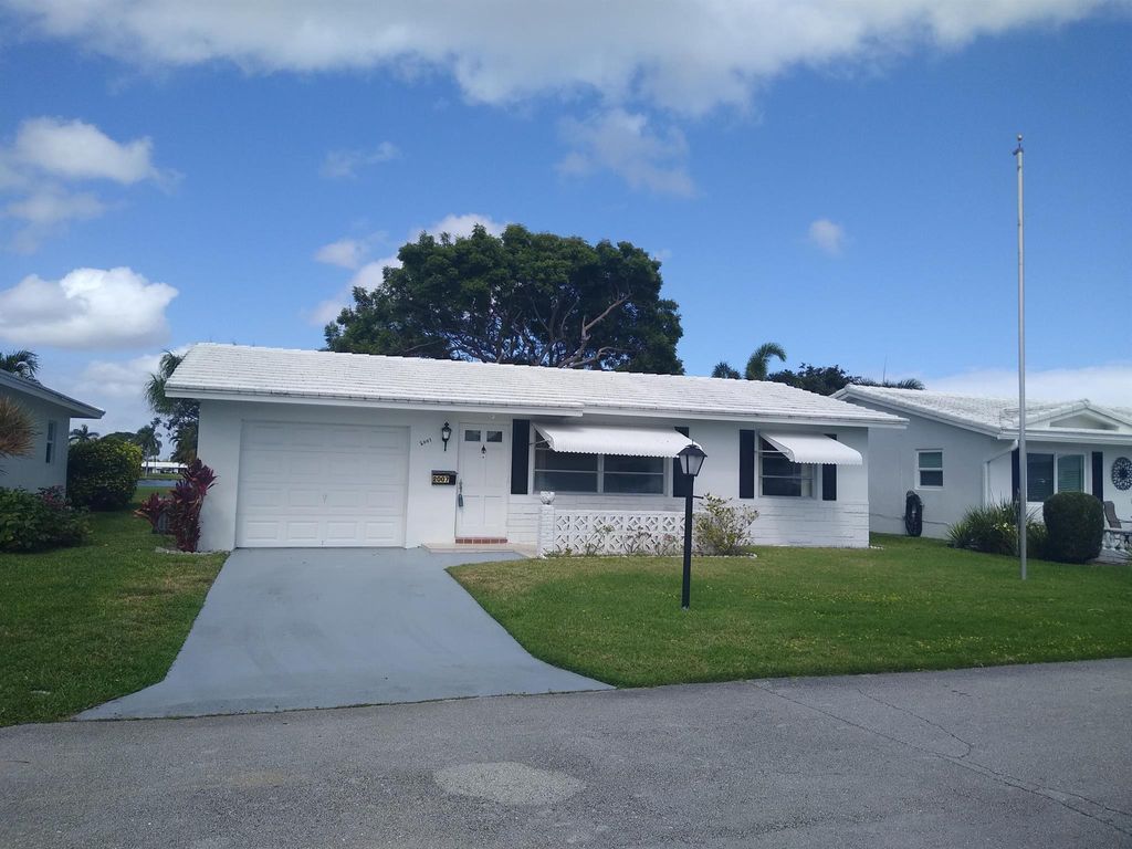 Photo of 2007 SW 6th Avenue, Boynton Beach, FL 33426 (MLS # R11008202)