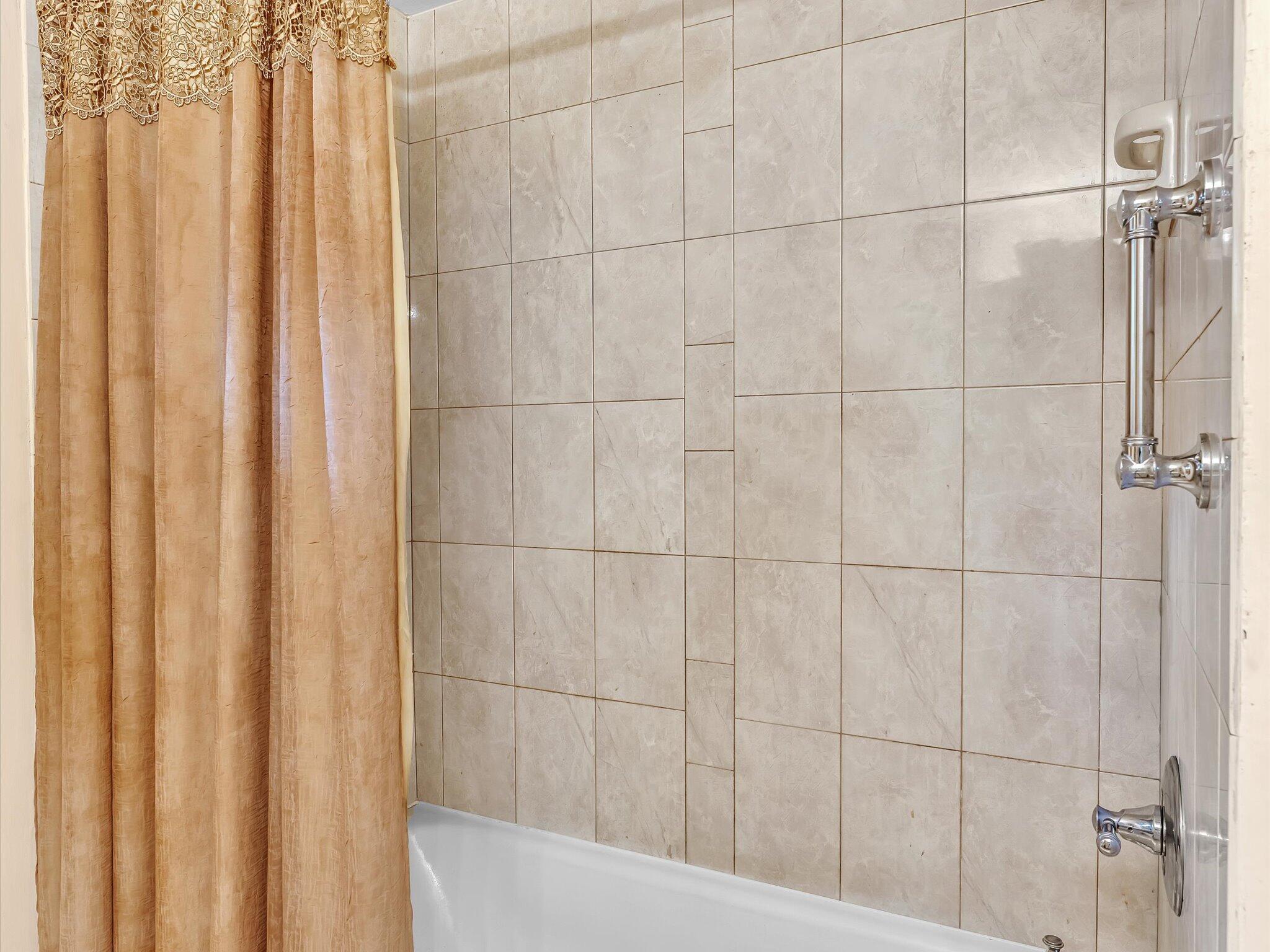 COLONIAL CLUB CONDO SEC 1 - Residential