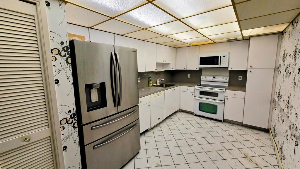 Photo of 555 Oaks Lane #207, Pompano Beach, FL 33069 (MLS # R11147368)