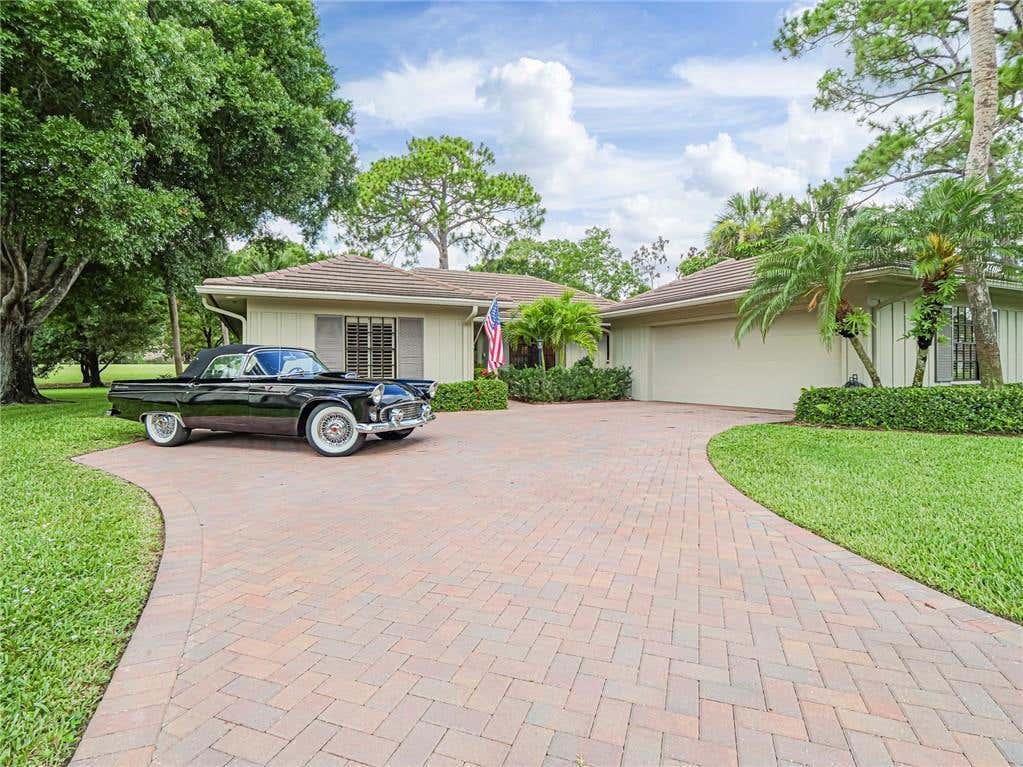 Photo of 102 Prestwick Circle, Vero Beach, FL 32967 (MLS # R11098642)