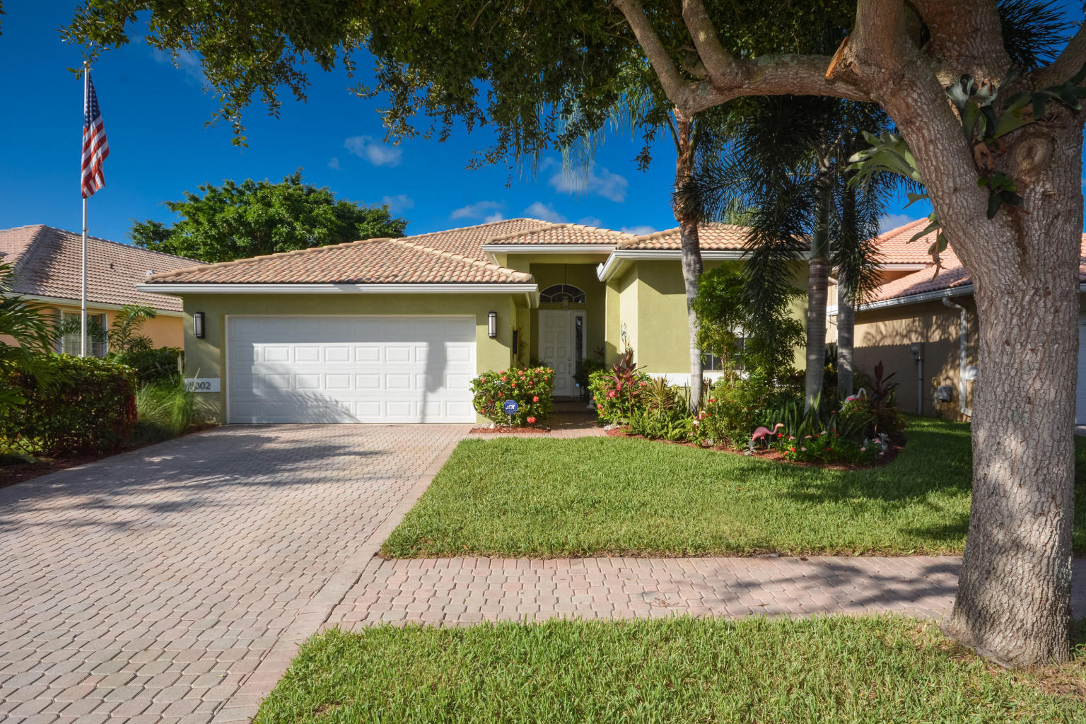 BEAUTIFUL, LAKE VIEW HOME IN A QUIET NEIGHBORHOOD. CLOSE TO DOWNTOWN DELRAY WITH ALL YOUR SHOPPING/ RESTAURANTS YOU WILL NEED. TENANT PAYS LIGHT, CABLE, INTERNET AND WATER