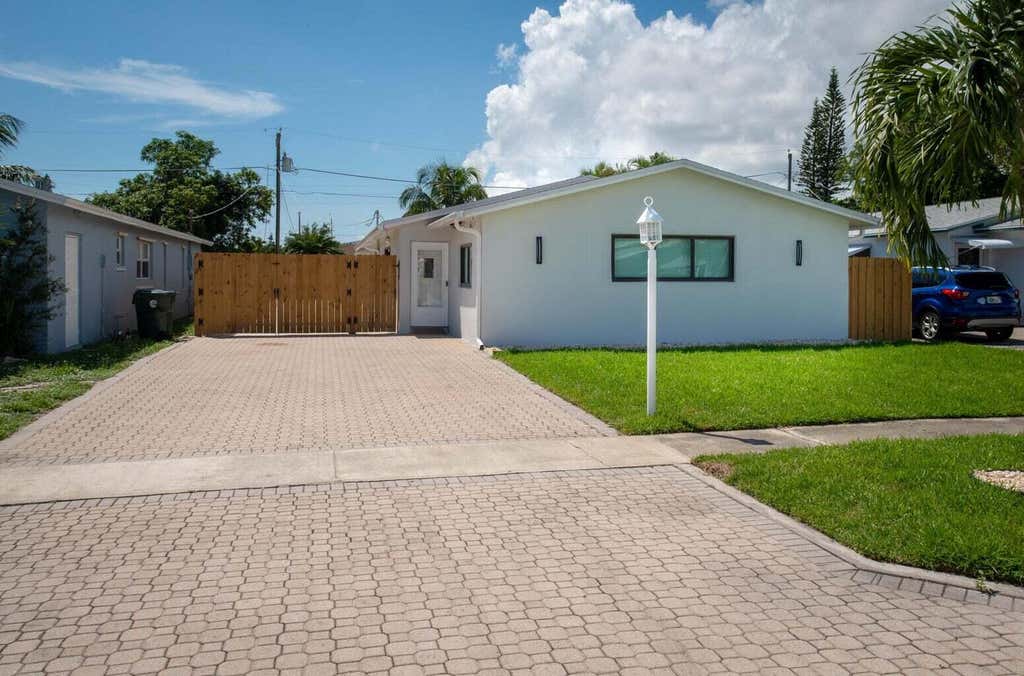 Photo of 524 NW 53rd Street, Boca Raton, FL 33487 (MLS # B26037698)