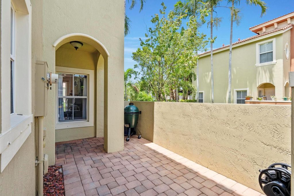 Photo of 265 Lake Monterey Circle, Boynton Beach, FL 33426 (MLS # F10448153)