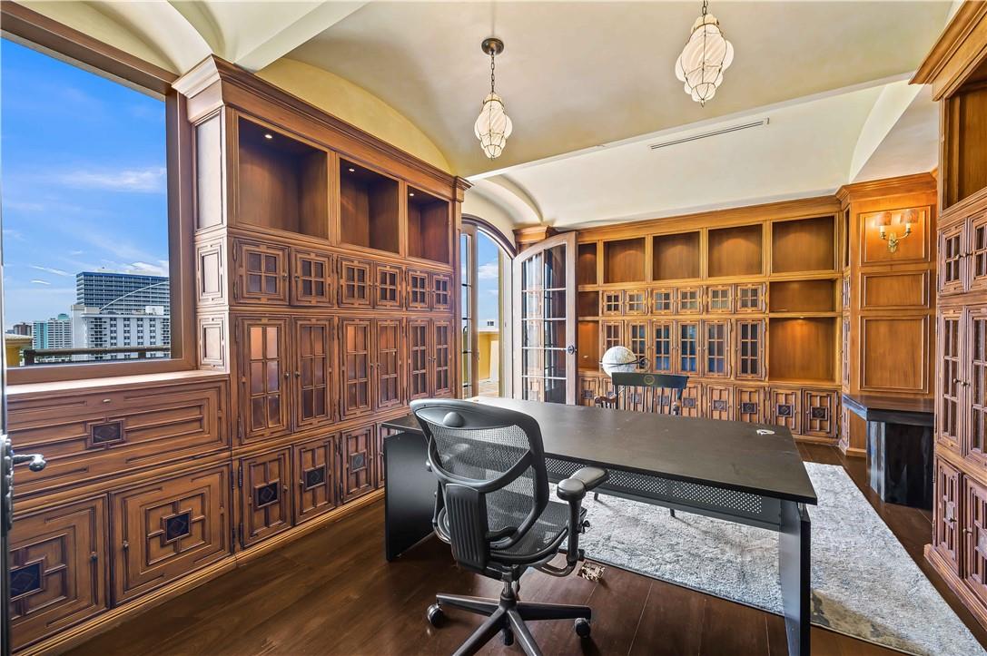 ALHAMBRA PLACE - Residential