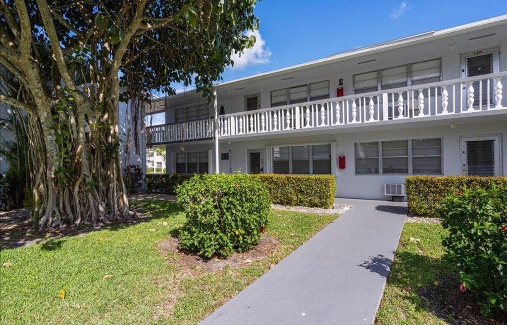 Photo of 98 E Cambridge E, West Palm Beach, FL 33417 (MLS # B26039726)