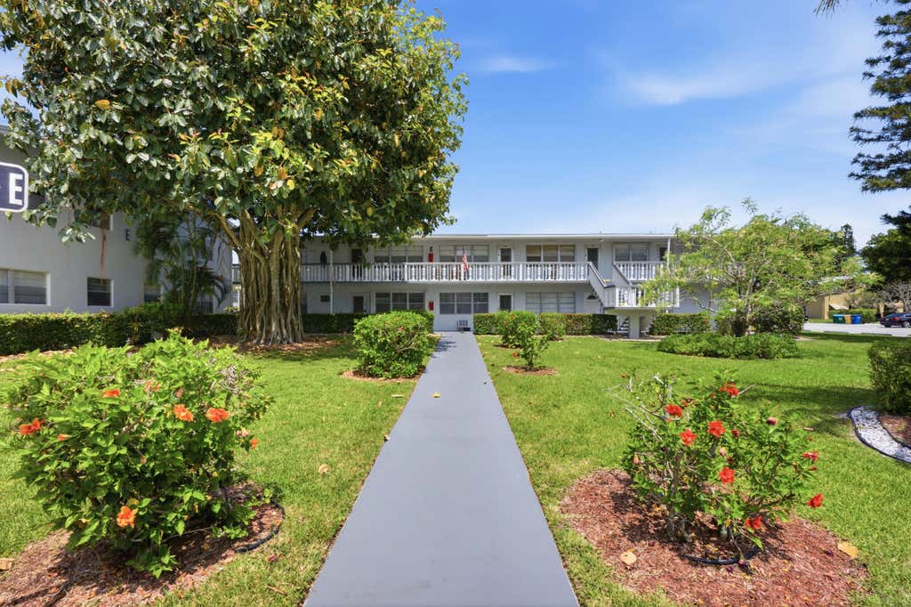 Photo of 98 E Cambridge E, West Palm Beach, FL 33417 (MLS # B26039726)