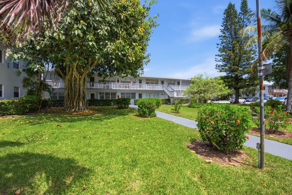 Photo of 98 E Cambridge E, West Palm Beach, FL 33417 (MLS # B26039726)