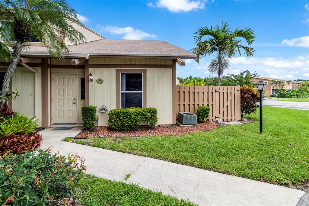 Photo of 194 Maplecrest Circle, Jupiter, FL 33458 (MLS # R10819583)