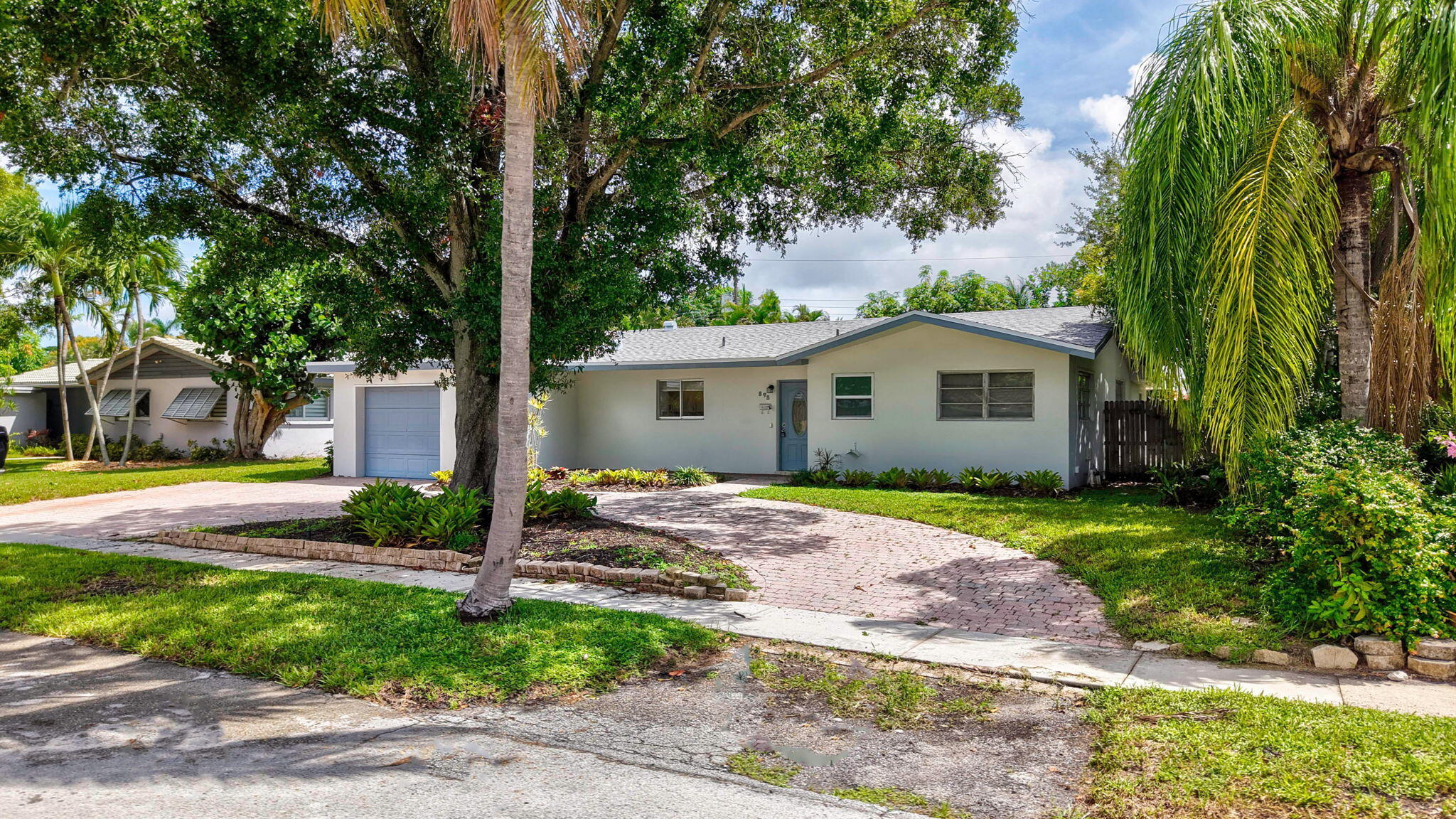 898 SW 10th Avenue