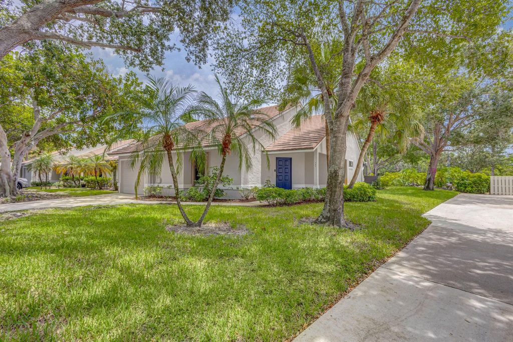 Photo of 700 Bannock Lane, Palm Beach Gardens, FL 33418 (MLS # R10904449)