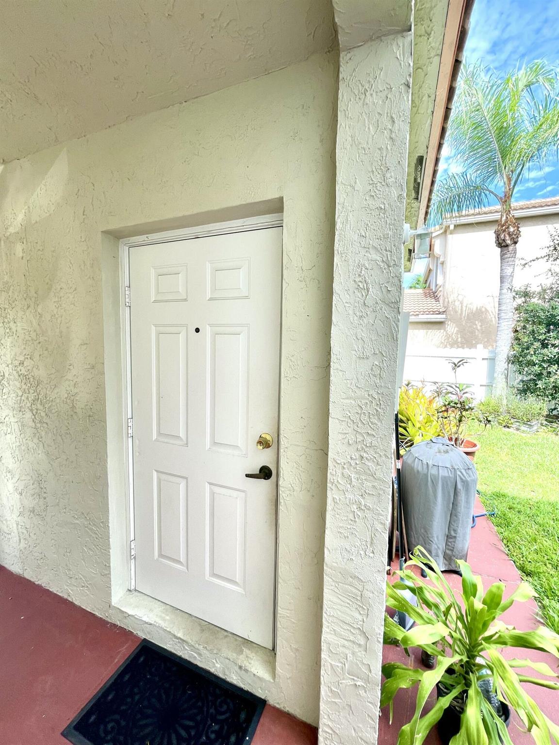 Furnished 1 bedroom 1 bath includes utilities and is available for immediate occupancy. Located on a quiet neighorhood. Annual lease is preferred; however, month-to-month can be considered. Great location!