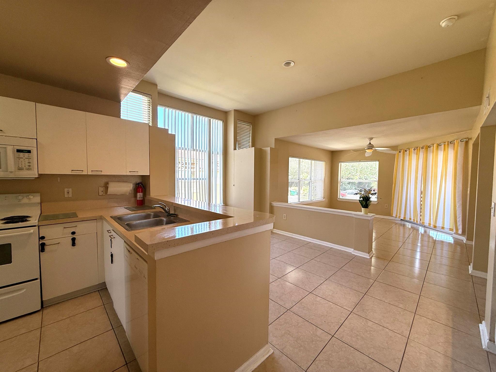 PALM LAKE CONDO - Residential Lease