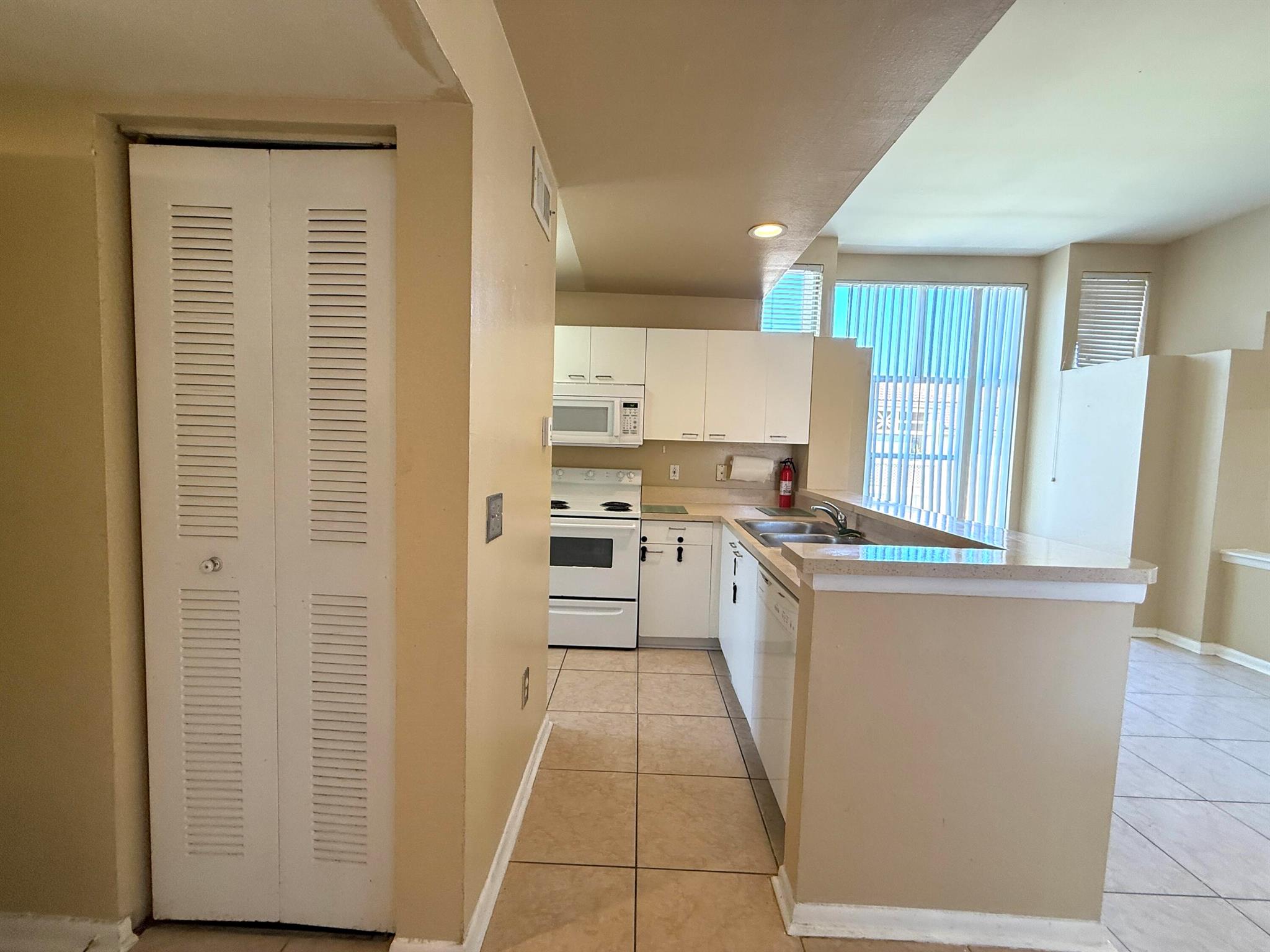 PALM LAKE CONDO - Residential Lease