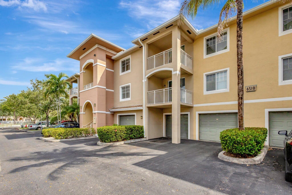 Photo of 6510 Emerald Dunes Drive #302, West Palm Beach, FL 33411 (MLS # R11089709)