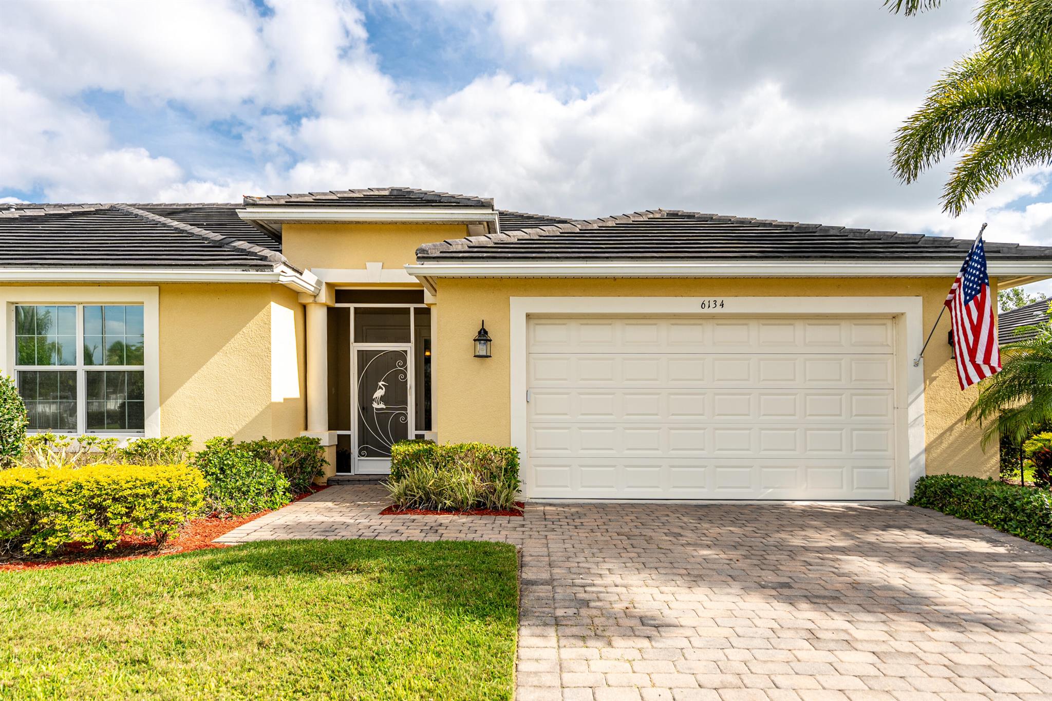 Come see this highly desirable gated community of St. Andrews. Kitchen features 42'' wood cabinets with pull outs, granite countertops, and stainless steel appliances plus gas stove and gas water heater. Extra storage in added island in kitchen. This home is conveniently located across the street from the clubhouse and swimming pool. HOA fees included exterior & roof maintenance, cable, lawn care, exterior pest control, clubhouse, pool, fitness studio and security gate.