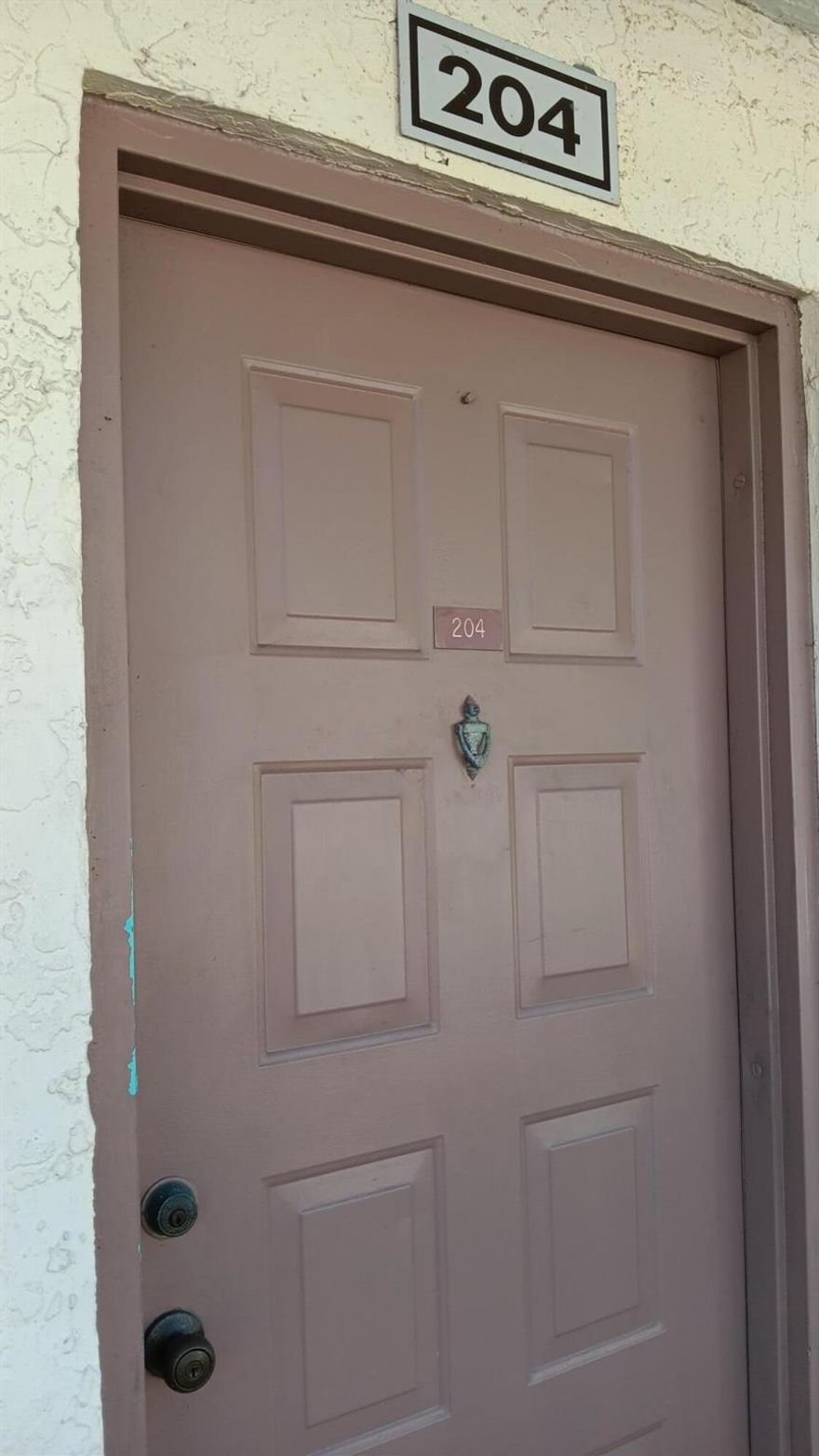 Very nice 2nd floor unit in quiet community. 2 split bdrms, 2 full baths, Outdoor pool on property.  Walking distance to Villages of Oriole Plaza and close to many other shopping areas. 5 miles to downtown Delray and on bus route 81.