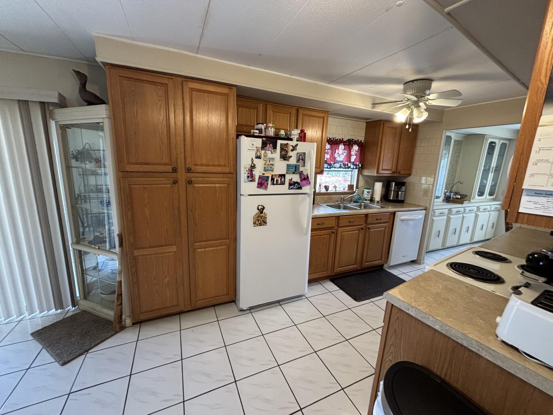 COUNTRY KNOLLS - Residential