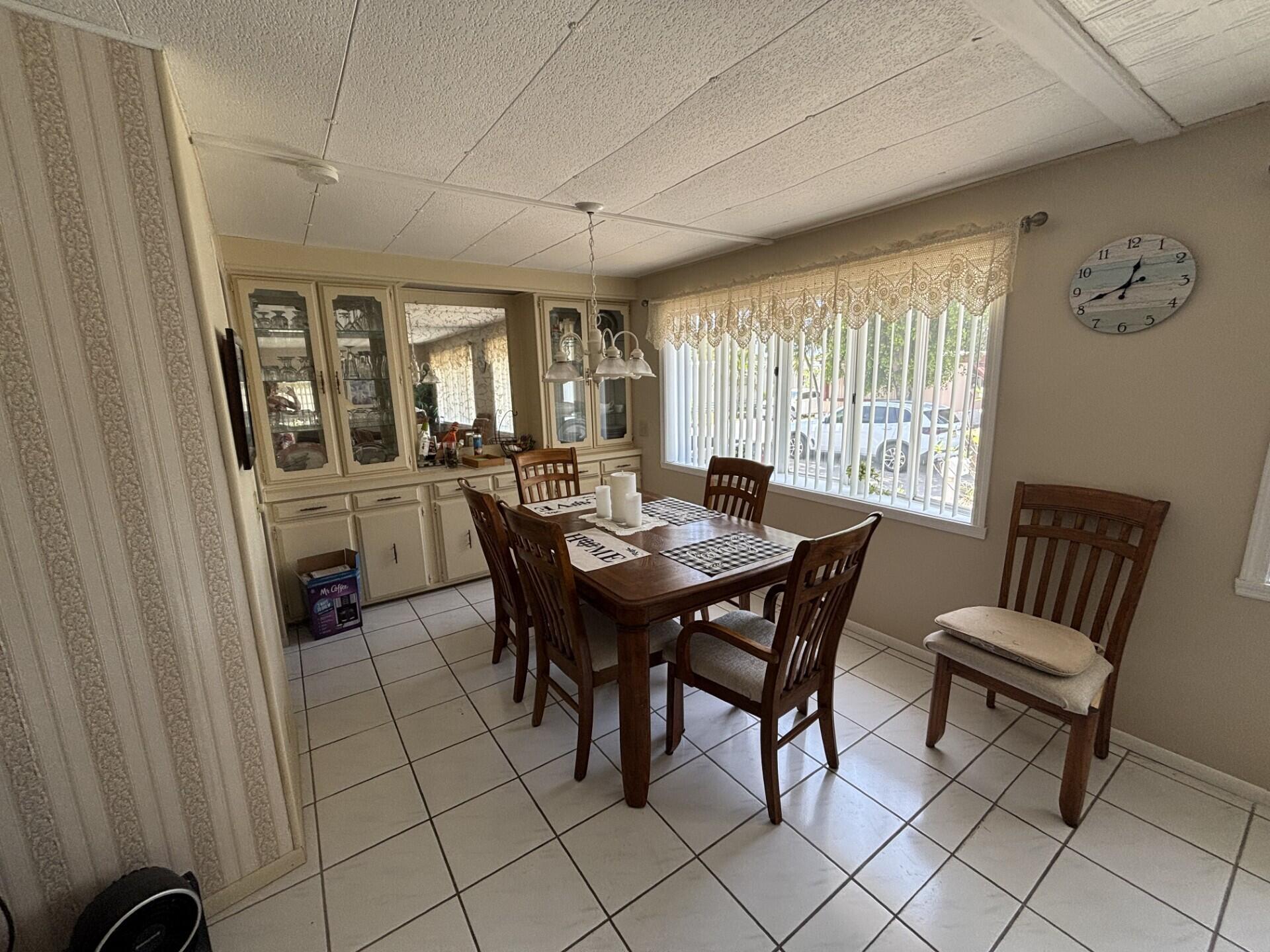 COUNTRY KNOLLS - Residential