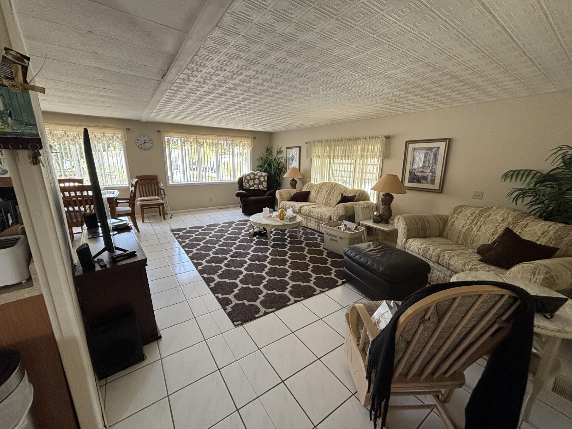 COUNTRY KNOLLS - Residential