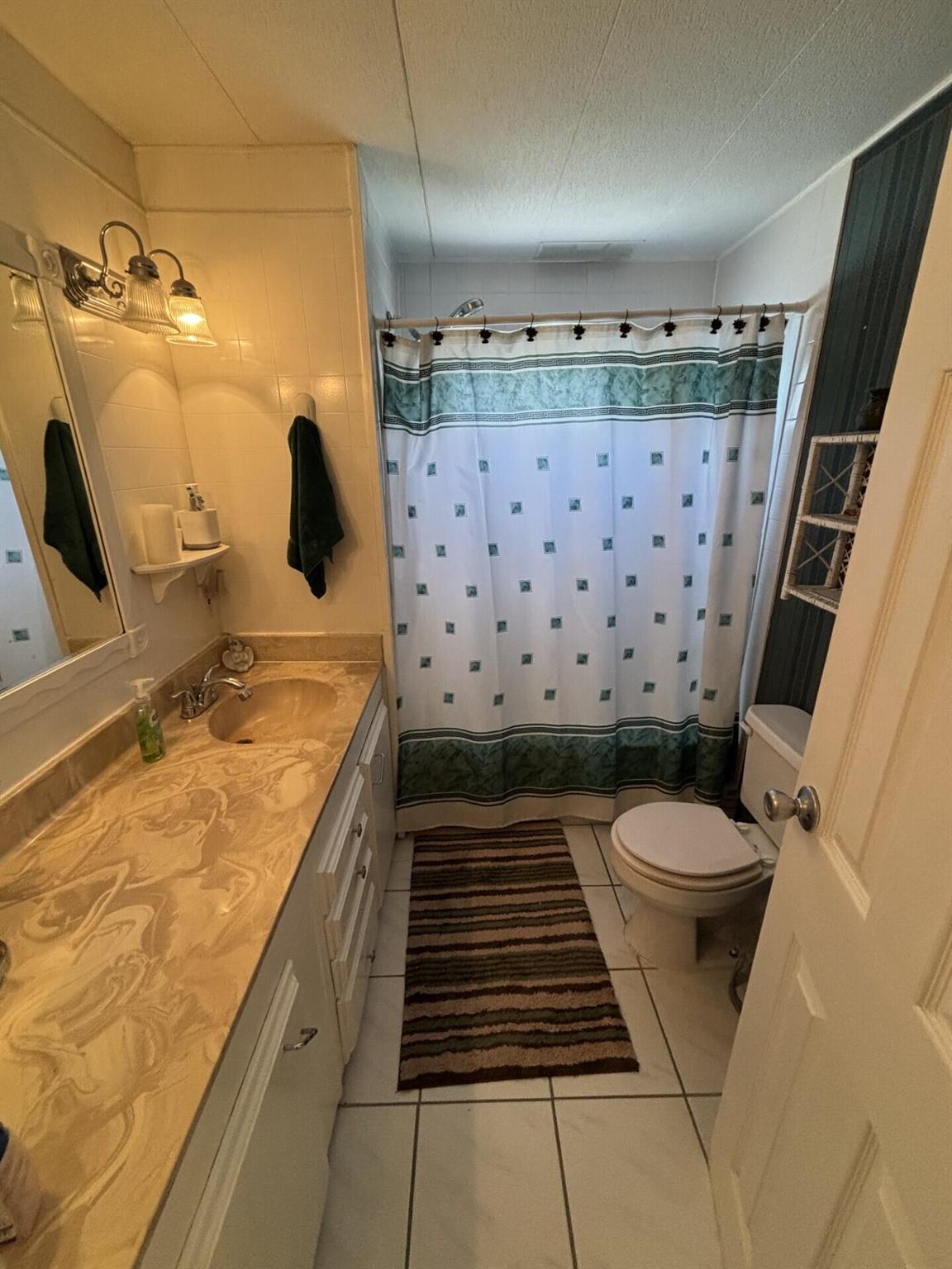 COUNTRY KNOLLS - Residential