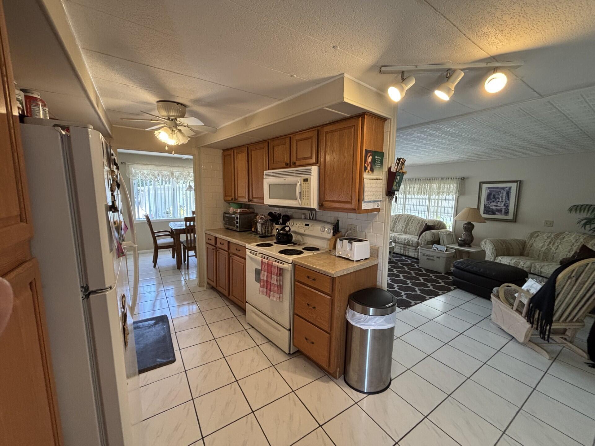 COUNTRY KNOLLS - Residential