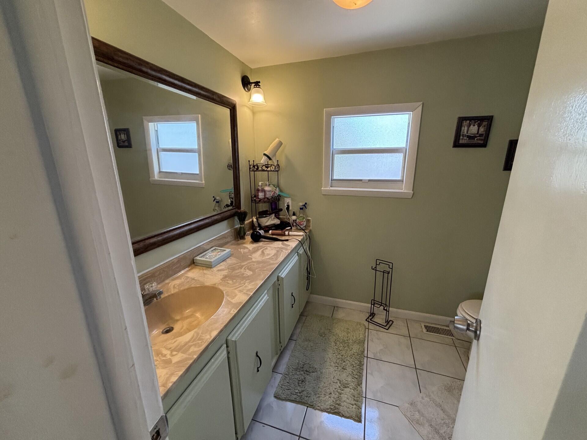 COUNTRY KNOLLS - Residential