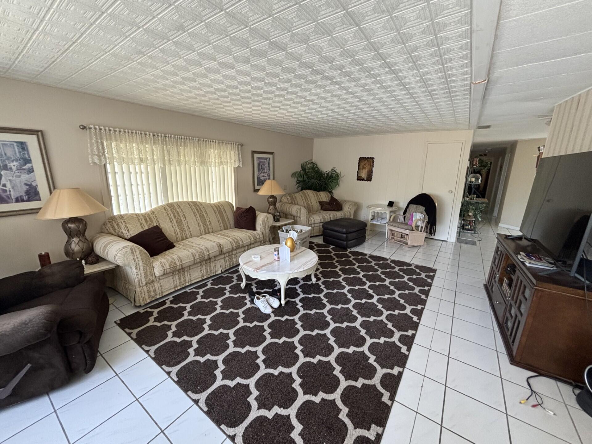 COUNTRY KNOLLS - Residential