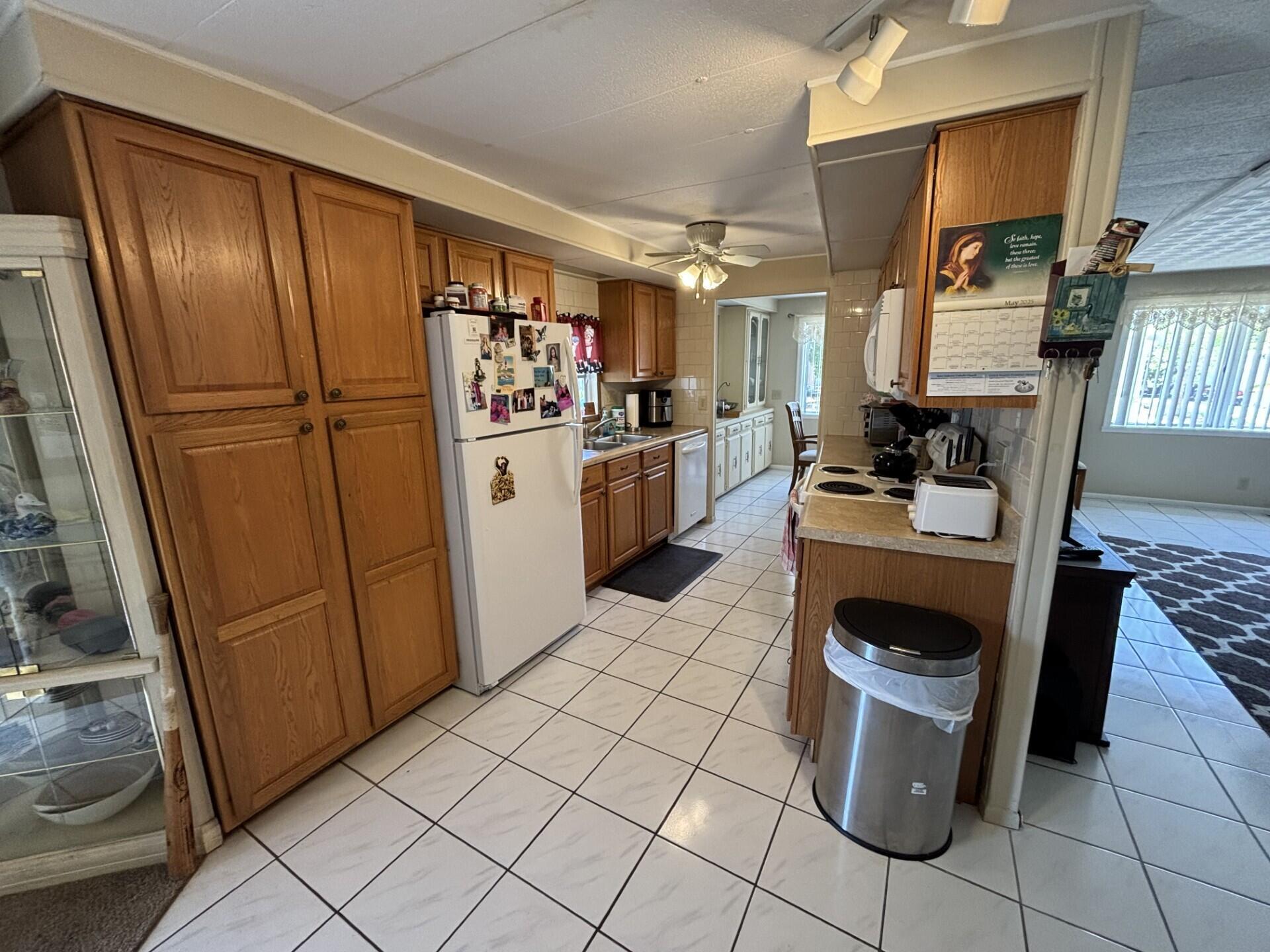 COUNTRY KNOLLS - Residential