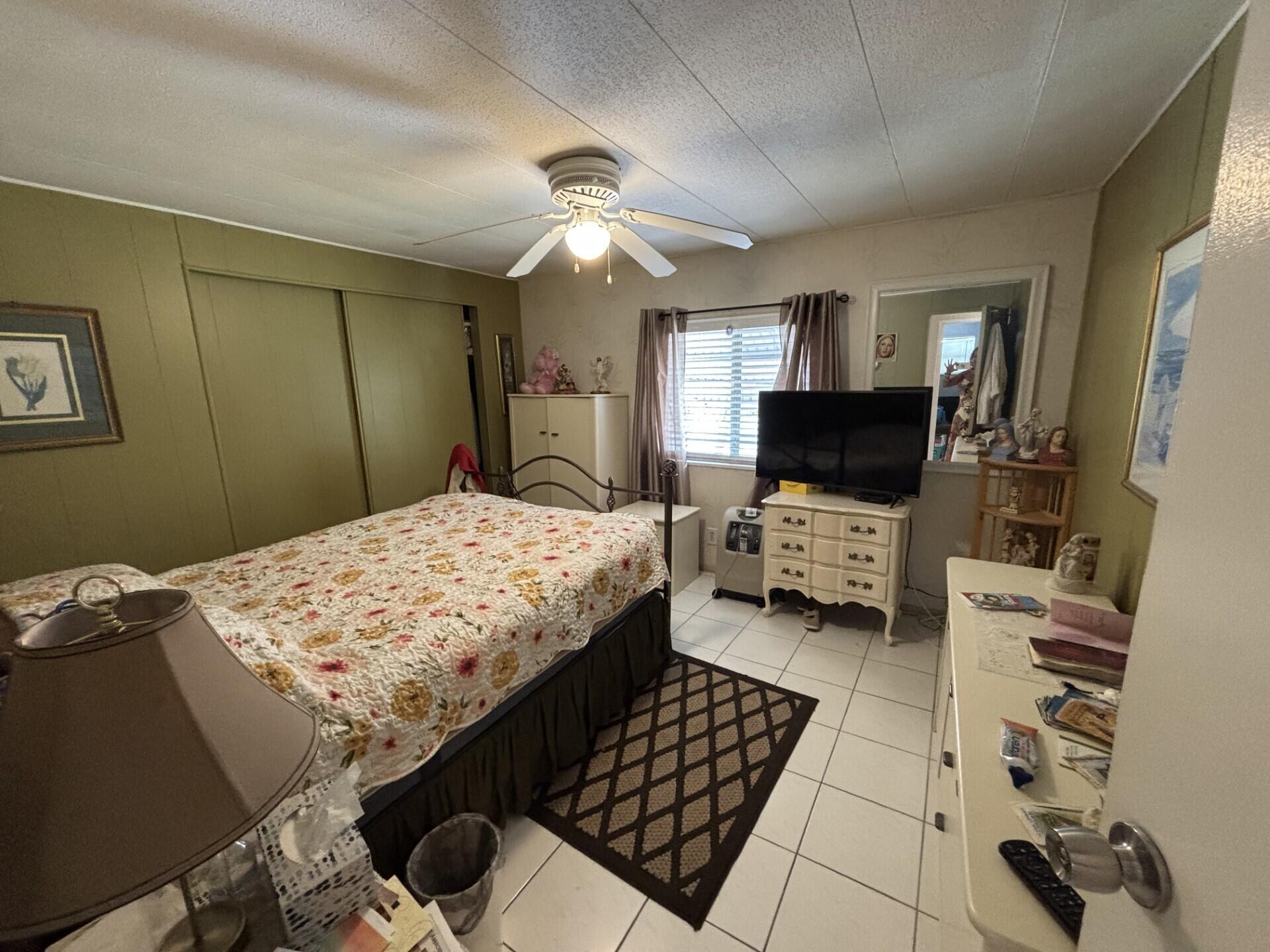 COUNTRY KNOLLS - Residential