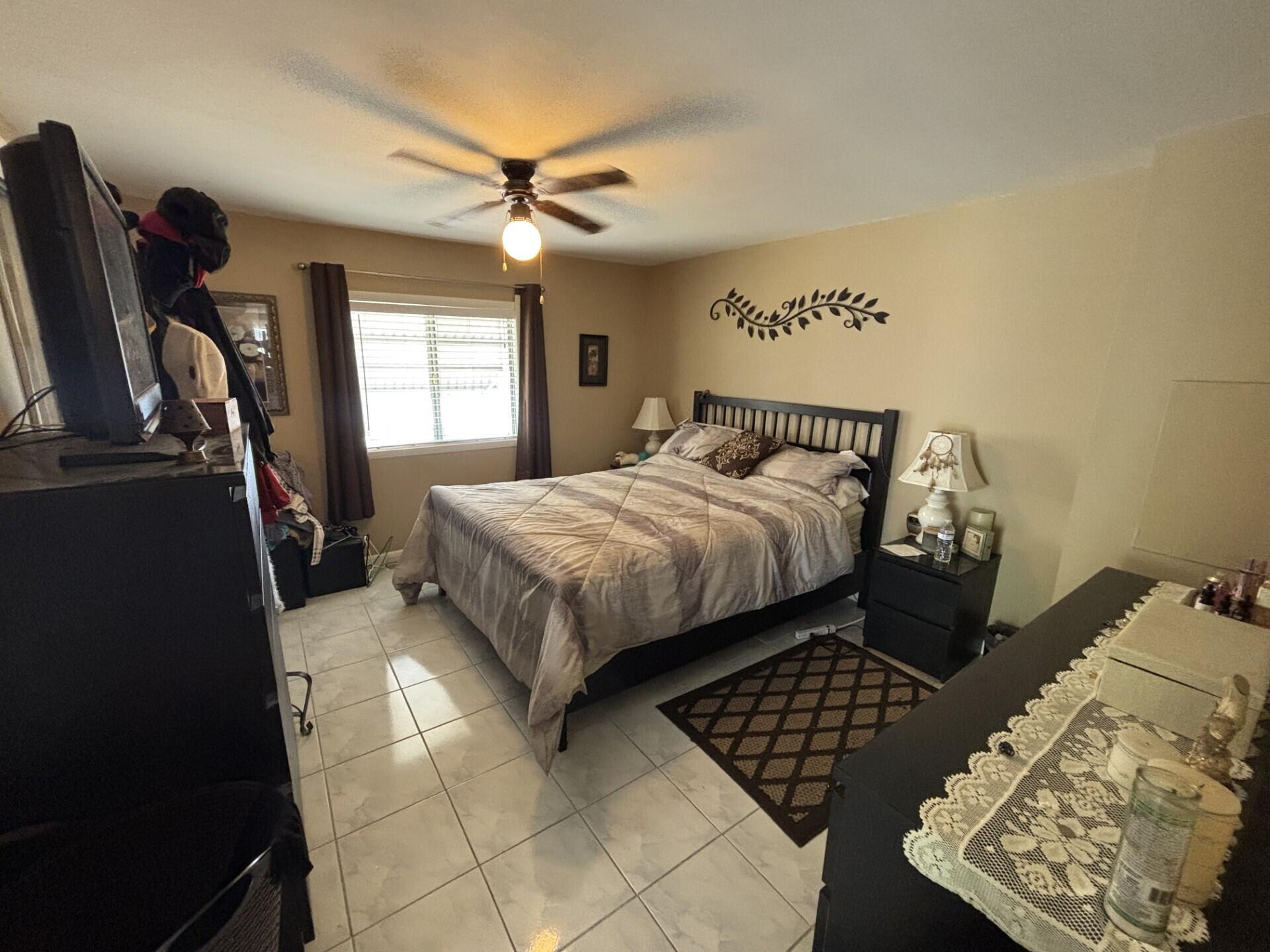 COUNTRY KNOLLS - Residential