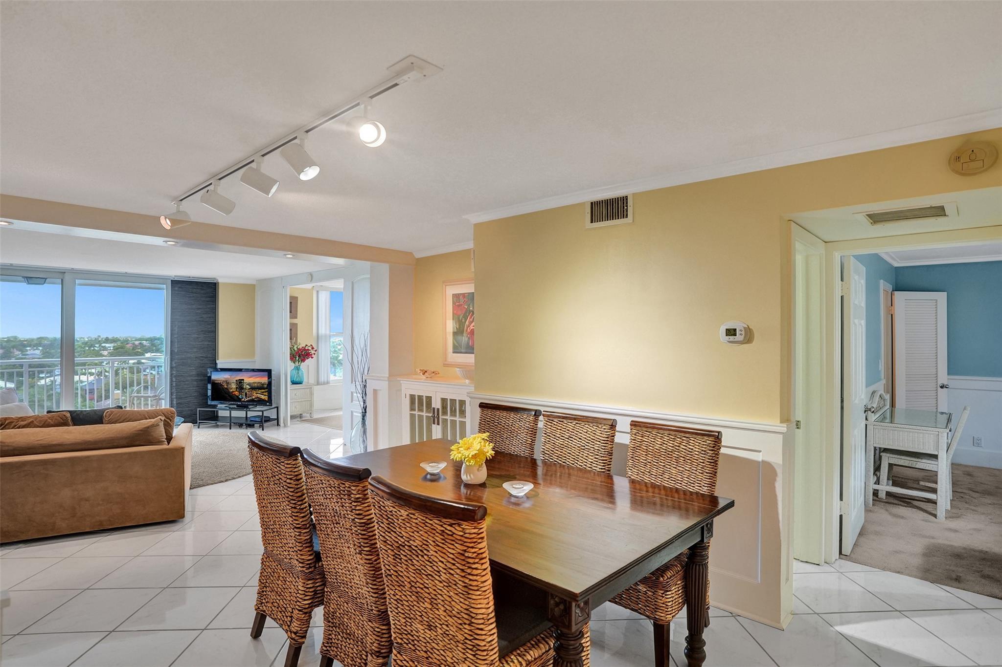 1050 Hillsboro Mile 805W