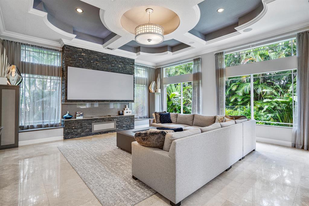 WOODFIELD HUNT CLUB - Residential