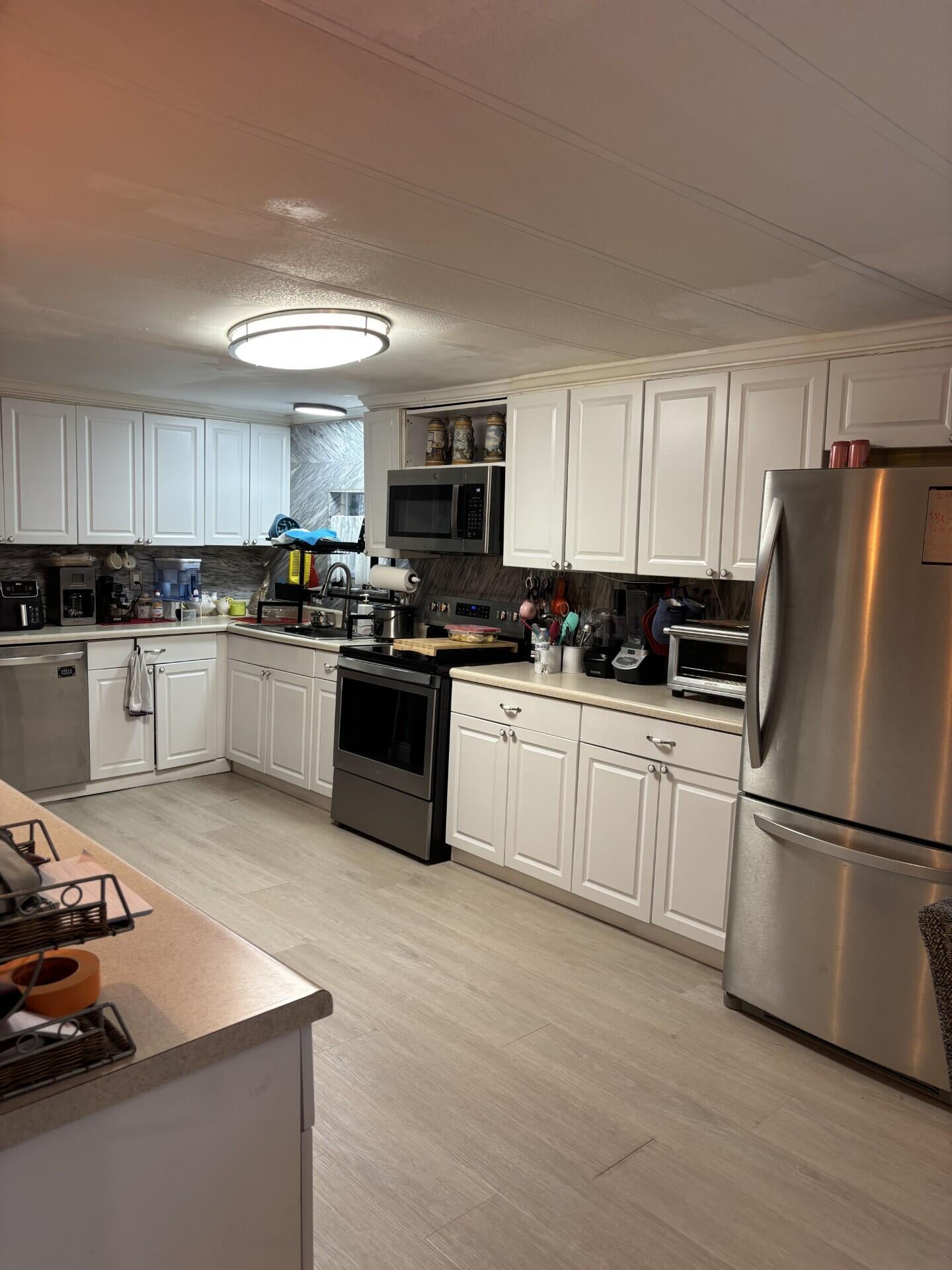 COUNTRY KNOLLS - Residential