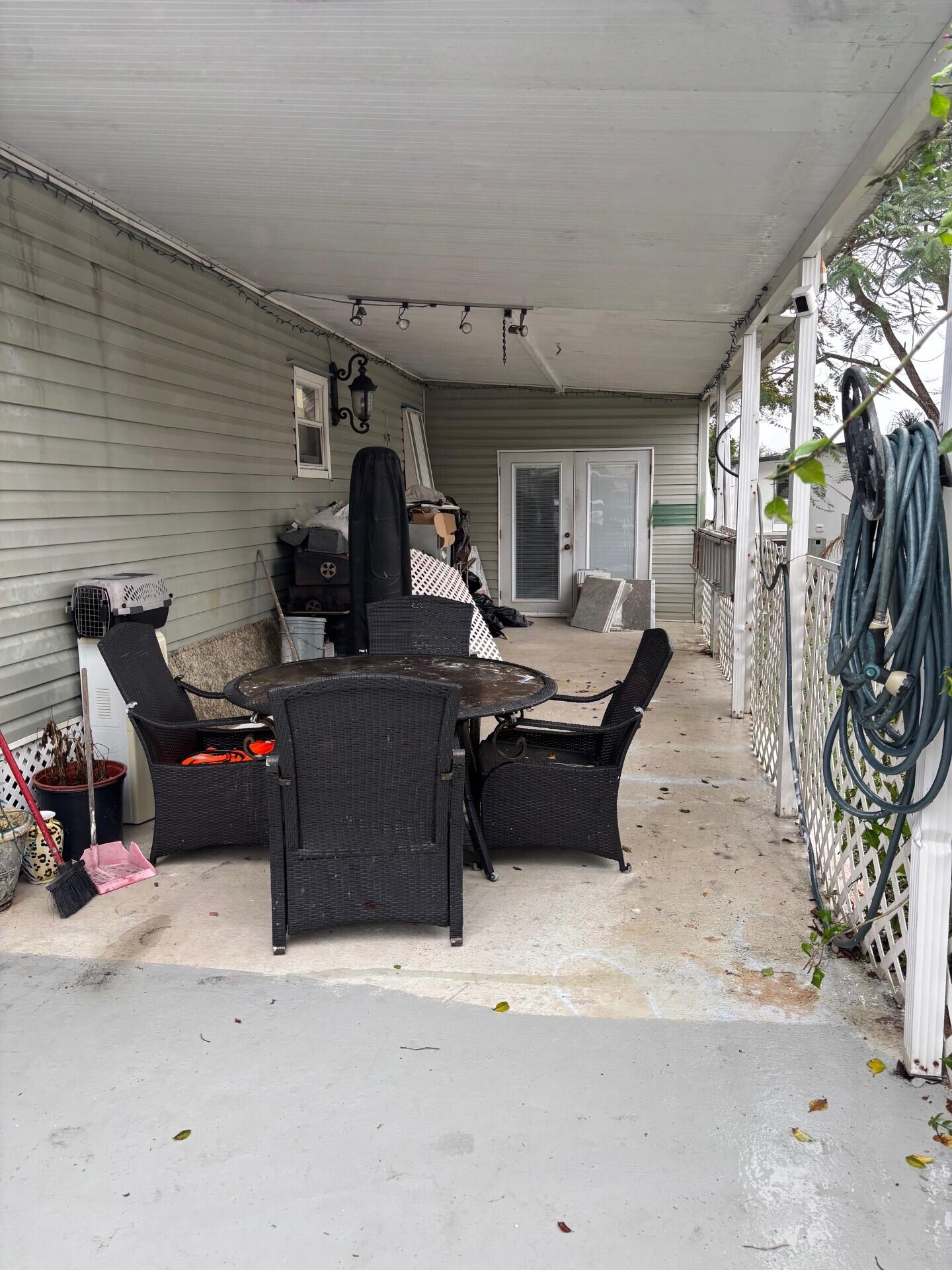 COUNTRY KNOLLS - Residential