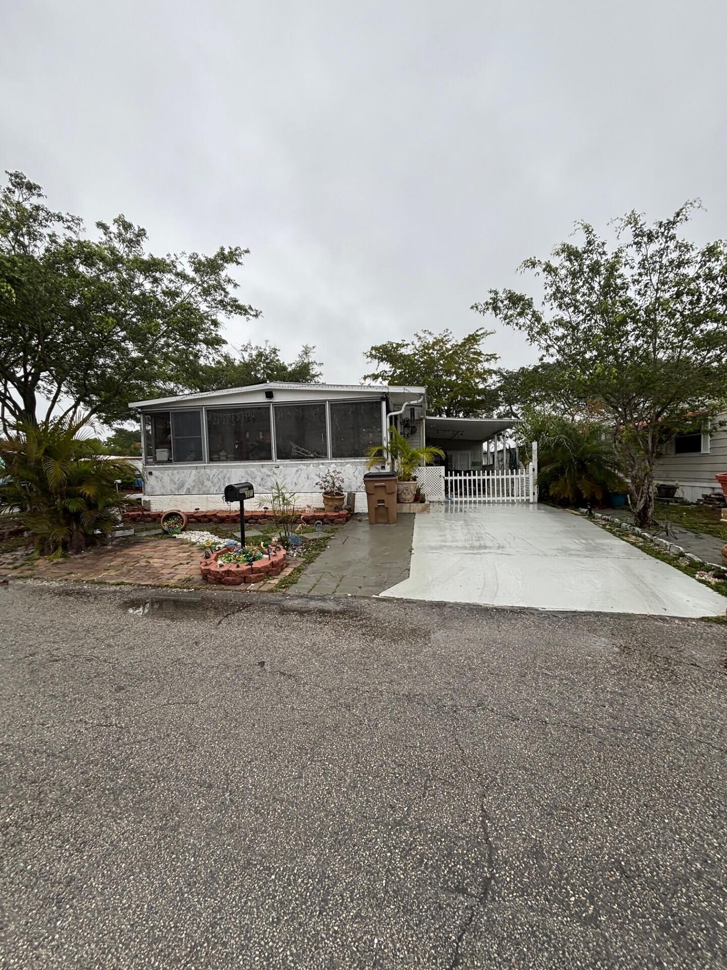 COUNTRY KNOLLS - Residential