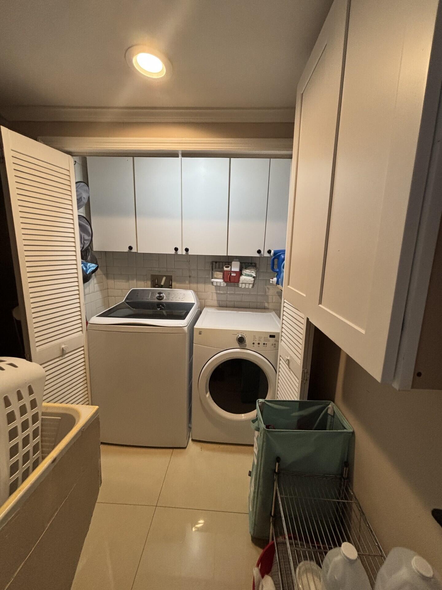 COUNTRY KNOLLS - Residential