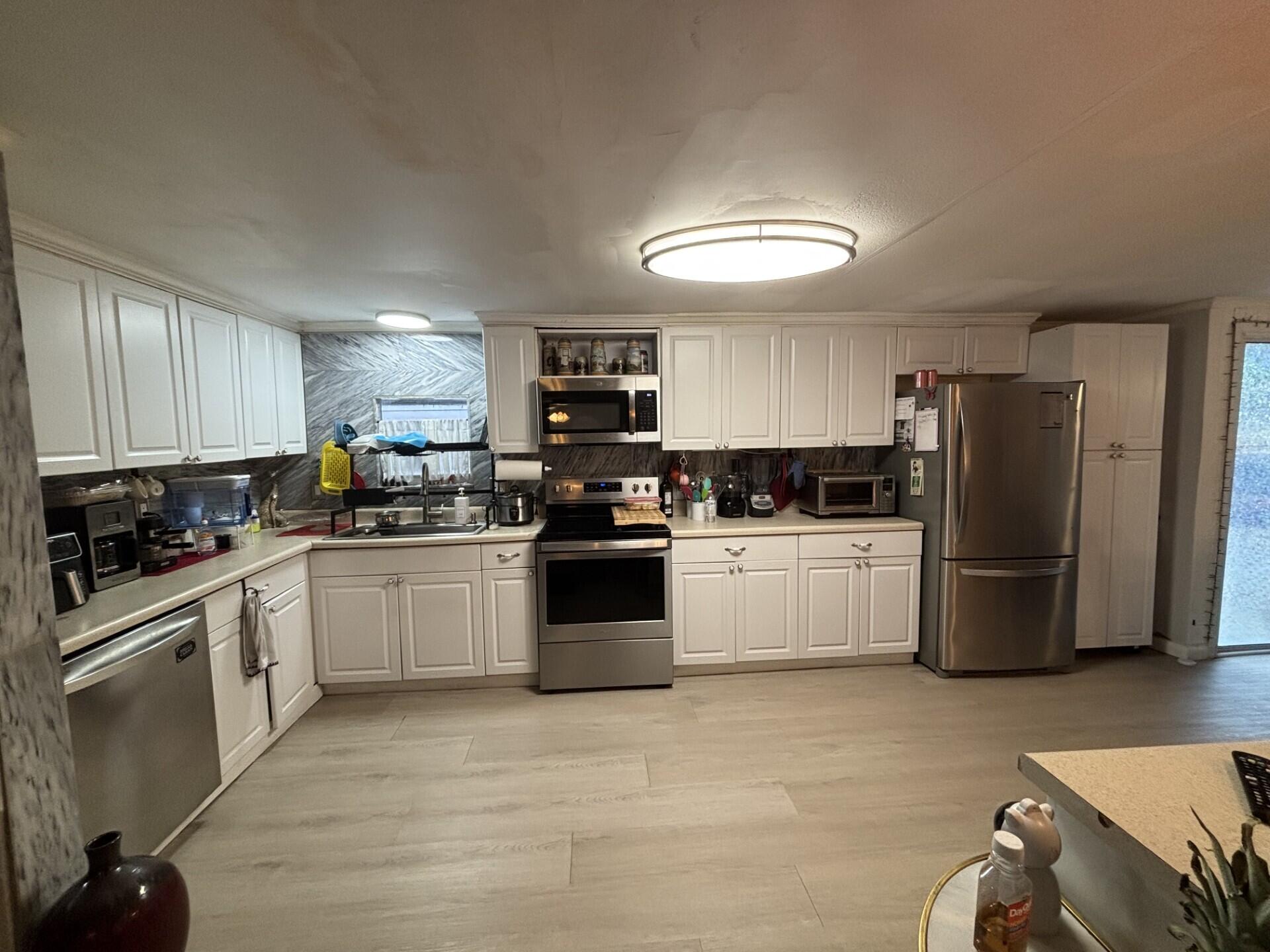 COUNTRY KNOLLS - Residential