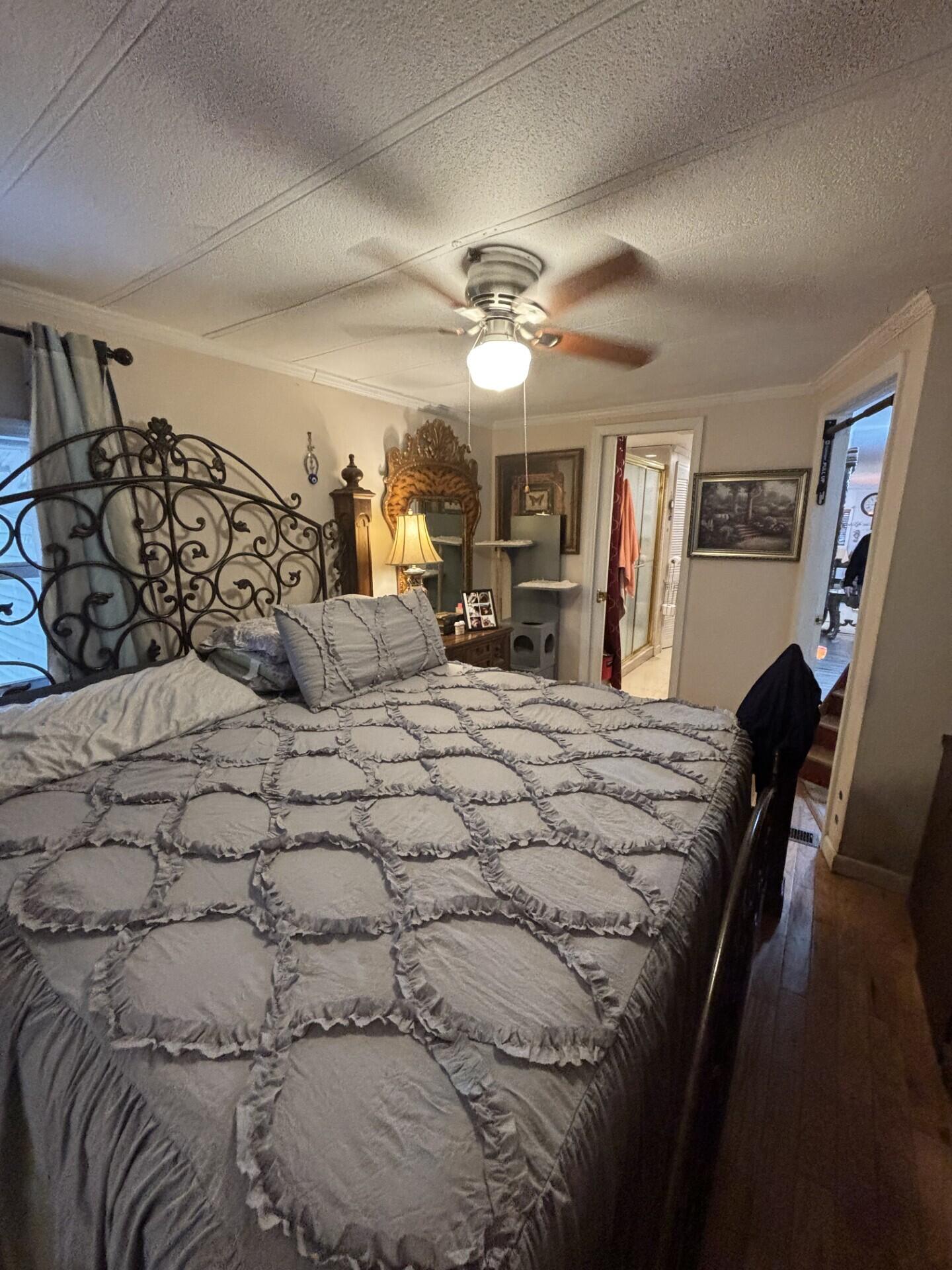 COUNTRY KNOLLS - Residential