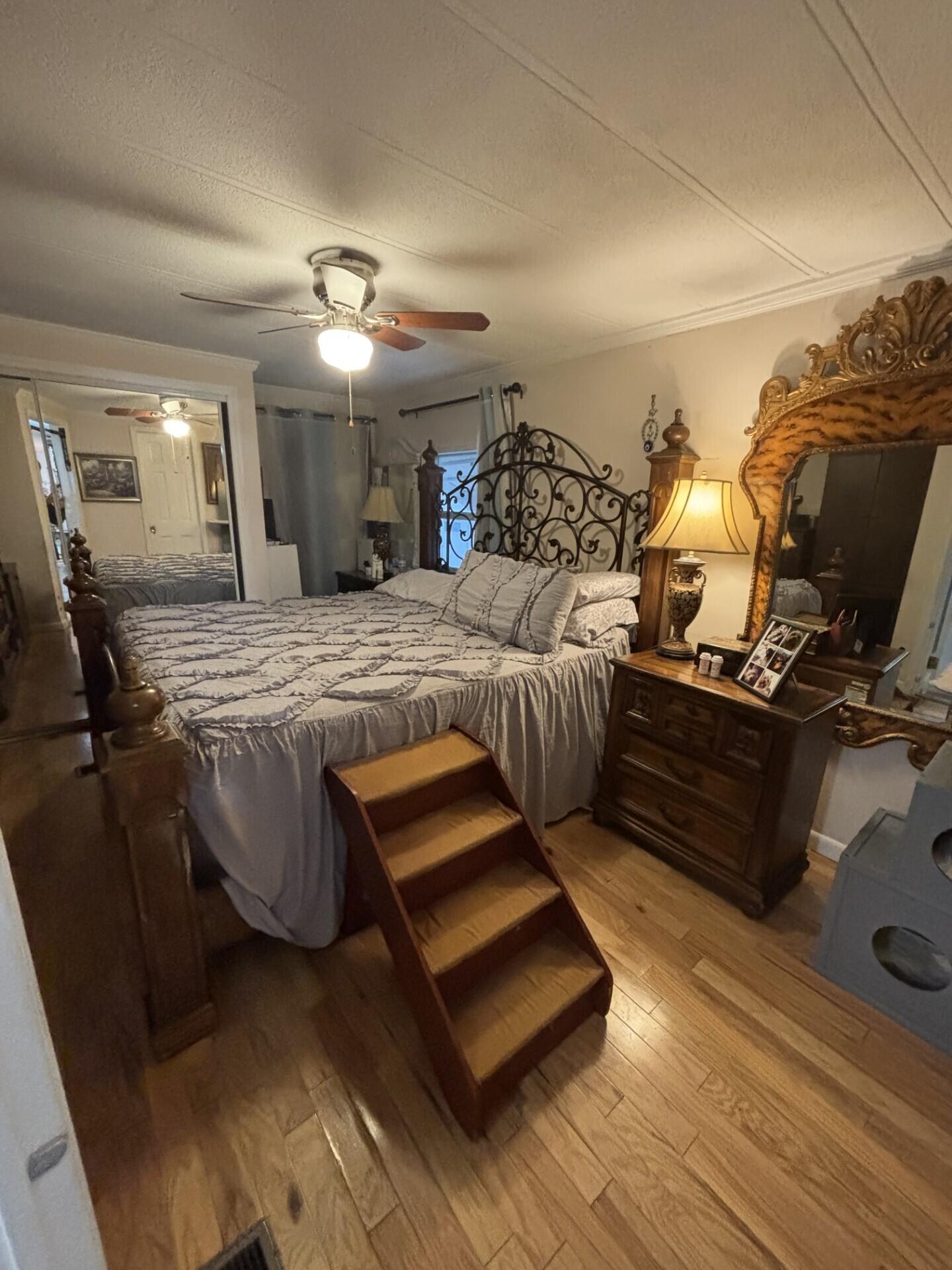 COUNTRY KNOLLS - Residential