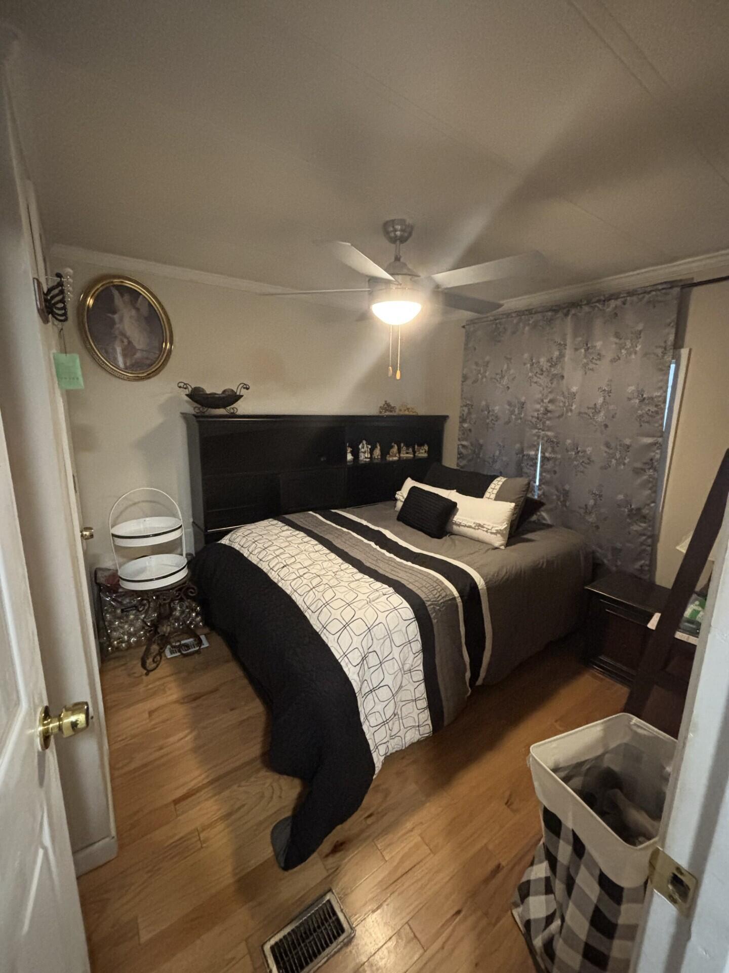 COUNTRY KNOLLS - Residential