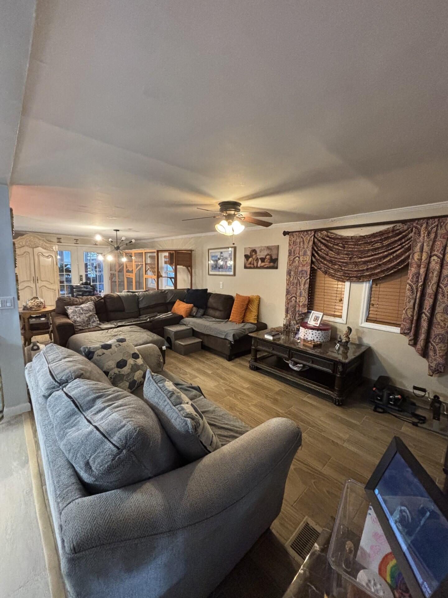 COUNTRY KNOLLS - Residential